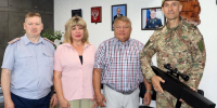 Александр Векшин подарил спецназу ФСИН антидроновое ружье - ИА Хакасия