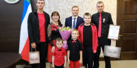 Глава Хакасии вручил семье Поповых медаль «Родительская слава» - Газета Хакасия