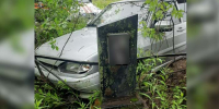 В Коврове автомобиль вылетел с дороги и врезался в ограду захоронения на кладбище - KovrovSegodnya.Ru