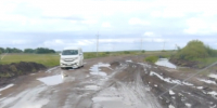 Яма на яме: амурчане продолжают жаловаться на размытые дождями дороги (ВИДЕО) - Asn24.Ru