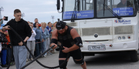 В Усть-Цильме прошли показательные выступления по силовому экстриму: как спортсмены тягали 5-тонный ПАЗик и "железные чемоданы" - ИА Комиинформ