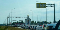 Очереди на заправках на федеральной трассе M-12, несмотря на внушительность, движутся быстро | Источник: Артем Устюжанин / MSK1.RU - 29.Ru