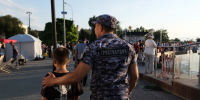 Росгвардеец вернул родным потерявшегося ребенка в Астрахани - Росгвардия