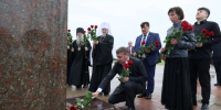 Александр Шуваев принял участие в возложении цветов к Памятникам Победы в Прохоровке - Сетевое издание Наша жизнь