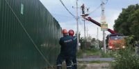 Штормовой ветер заставил специалистов убирать деревья с ЛЭП и возвращать электричество в дома Ленобласти - Neva.Today