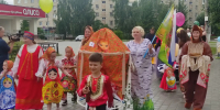 Шляпа, Бэтмен, экскаватор: необычным шествием отметили День семьи, любви и верности жители города Бор - Единая Россия
