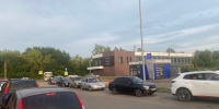 Начало одной из очередей на АЗС. - Newsler.Ru