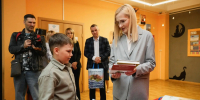Ирина Яровая вместе с камчатскими семьями передала краевой библиотеке редкие книги . Photo 1 - Полуостров Камчатка