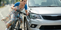 В Свободном женщина на велосипеде врезалась в Mitsubishi Outlander - Amur.Life