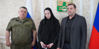 Корголи Корголиев передал орден Мужества семье Алимуры Шахсаева   - Администрация МО г. Хасавюрт