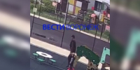 Появилось видео, как подозрительный воронежец пытается увести ребёнка с детской площадки - ГТРК Воронеж