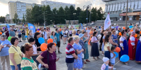В Йошкар-Оле впервые прошел «Йошка хор»: сотни горожан пели любимые песни у Благовещенской башни - Марийская правда