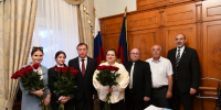 Заур Аскендеров наградил выпускницу, набравшую 300 баллов на ЕГЭ - РИА Дагестан