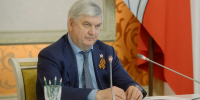 ‎Спикер облдумы ходит пешком, мэр заправляется за 10 минут, губернатор — на электрокаре. А что делать воронежцам? - В курсе