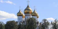 Красивый кадр или неуважение? В Краснодаре молодые люди заехали на территорию храма Александра Невского на иномарках и устроили фотосессию - LiveKuban.Ru