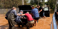 В Удмуртии росгвардейцы оказывают помощь жителям Глазова, пострадавшим от подтопления (видео) - Росгвардия