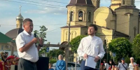 Вчера на бульваре Мира у арт-объекта «Самолет-истребитель МИГ-29» состоялся праздничный концерт «Ромашковое настроение». - Дума г.Невинномысска