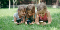 10_girls-lying-on-grass-using-mobile-phones-2026-01-08-22-25-28-utc - Сетевое издание Арбуз