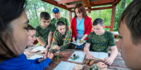 Наставник Юлия Ильина (Московская область) проводит урок-путешествие. Фото: Владимир Нескоромный/пресс-служба РГО - Башкирское отделение РГО