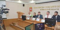 На фото пресс-конференция: несколько человек в деловой одежде сидят за столом перед видеокамерой, Изображение. - Правительство Челябинской области