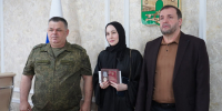 Глава Хасавюрта передал медаль «За отвагу» семье погибшего участника СВО Мурадиса Магомедова - Администрация МО г. Хасавюрт
