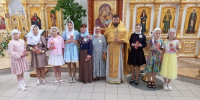 Воспитанники приходской воскресной школы «Покров» собора Покрова Пресвятой Богородицы города Бирюч поздравили прихожан собора с Днем семьи любви и верности - Валуйская епархия