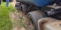 Воронежские полицейские помогли водителю, застрявшему на обочине из‑за взорвавшегося колеса - РИА Воронеж