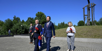 16.07.2026 | Виталий Королев на мемориале «Ксты» вместе с ветеранами и юнармейцами Пеновского округа почтил память советских воинов и мирных жителей, погибших в годы Великой Отечественной войны - Правительство области