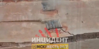 «Кирпичи разлетелись до подъезда»: в Омске стена аварийного здания рухнула на соседний дом - ИА Новый Омск