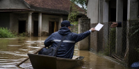 Почта доставляет пенсии в затопленное село Кын на лодках - Про Город Пермь