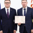 На фотографии губернатор Алексей Текслер вручает диплом  Андрею Гулякову, Изображение. - Правительство Челябинской области