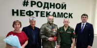 24-летний командир взвода противотанковых ракет с позывным «Тяж» (в центре) награждён  медалью «За боевые отличия». Его родителям выразили благодарность за воспитание настоящего защитника Родины. Фото: Алина Мадешина. - Красное Знамя