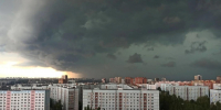 Черные тучи и сильный ветер. На Новосибирск впервые за лето обрушился ливень. ОНЛАЙН - Сиб.фм