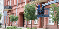В Иркутске на улице Сухэ-Батора приступили к формовочной обрезке деревьев по поручению мэра - Weacom.Ru