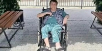 Нина Ивановна, которой помогли сотрудники зоопарка / Фото: скриншот видео - ИА Амител