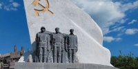 Тройняшки Адалия, Ясмина и Таир Скаковы у памятника в Мариуполе - Газета Заря