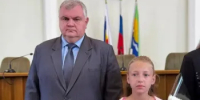 Глава Азовского района Сергей Комаров передал государственные награды родным погибших бойцов СВО - Азовский район