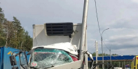 Раздробило ноги водителю КамАЗа, налетевшего на столб у поворота на Академгородок под Бердском - Бердск-Онлайн.Ru