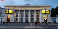 Двух 17-летних девушек активно зазывал к себе в машину мужчина в центе Воронежа - Обозреватель.Врн