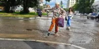 В Уфе из-за мощного ливня затопило улицы - Башинформ