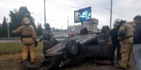 В Томске перевернулся автомобиль: водитель и пассажир оказались заблокированы - ГТРК Томск