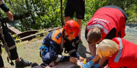 В Сочи подростка, упавшего со старого моста в Красной Поляне, эвакуировали спасатели - Sochi24.tv