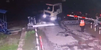 Момент столкновения поезда с грузовиком в Борском округе попало на видео - НИА Нижний Новгород