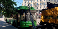 Столб упал на автобус в Пскове - InformPskov.Ru