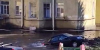 На улице Трефолева машина провалилась под асфальт из-за аварии на сетях - Spbdnevnik.ru