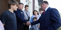 Александр Шуваев передал ключи от домов, построенных для многодетных семей под Губкином - БелПресса