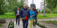 Александр Соколов вместе с родителями героя СВО возложил цветы к памятнику Защитникам Отечества - Правительство области
