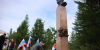 Глава Якутии возложил цветы к памятнику основателю поселка Айхал Георгию Кадзову - Якутское-Cаха ИА