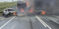 Горели 4 автомобиля: Стали известны подробности массового ДТП на М-5 в Самарской области - TLT.Ru