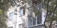 В Краснодаре строители выбрасывали мусор из окна на третьем этаже - SochiStream.Ru